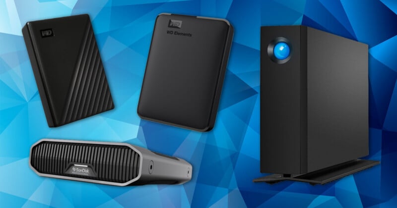 Sobre un fondo geométrico azul se muestran cuatro discos duros externos de diversas formas y tamaños, incluidos modelos de WD, SanDisk y LaCie.