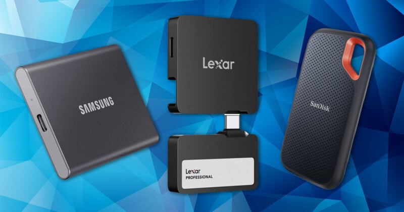 Tres unidades de estado sólido (SSD) externas de Samsung, Lexar y SanDisk se muestran sobre un fondo geométrico azul. Las unidades vienen en una variedad de tamaños y formas, con la marca claramente visible en cada dispositivo.