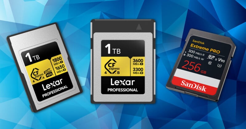 Se muestran tres tarjetas de memoria sobre un fondo geométrico azul: dos tarjetas CFexpress Lexar Professional de 1 TB y una tarjeta SD SanDisk Extreme PRO de 256 GB, cada una con sus respectivas velocidades y especificaciones.