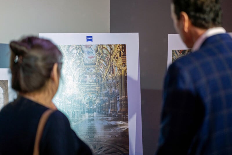 Los dos hombres estaban muy juntos, mirando una gran fotografía enmarcada de un interior grandioso y ornamentado con techos dorados y caballetes que mostraban intrincados detalles arquitectónicos.