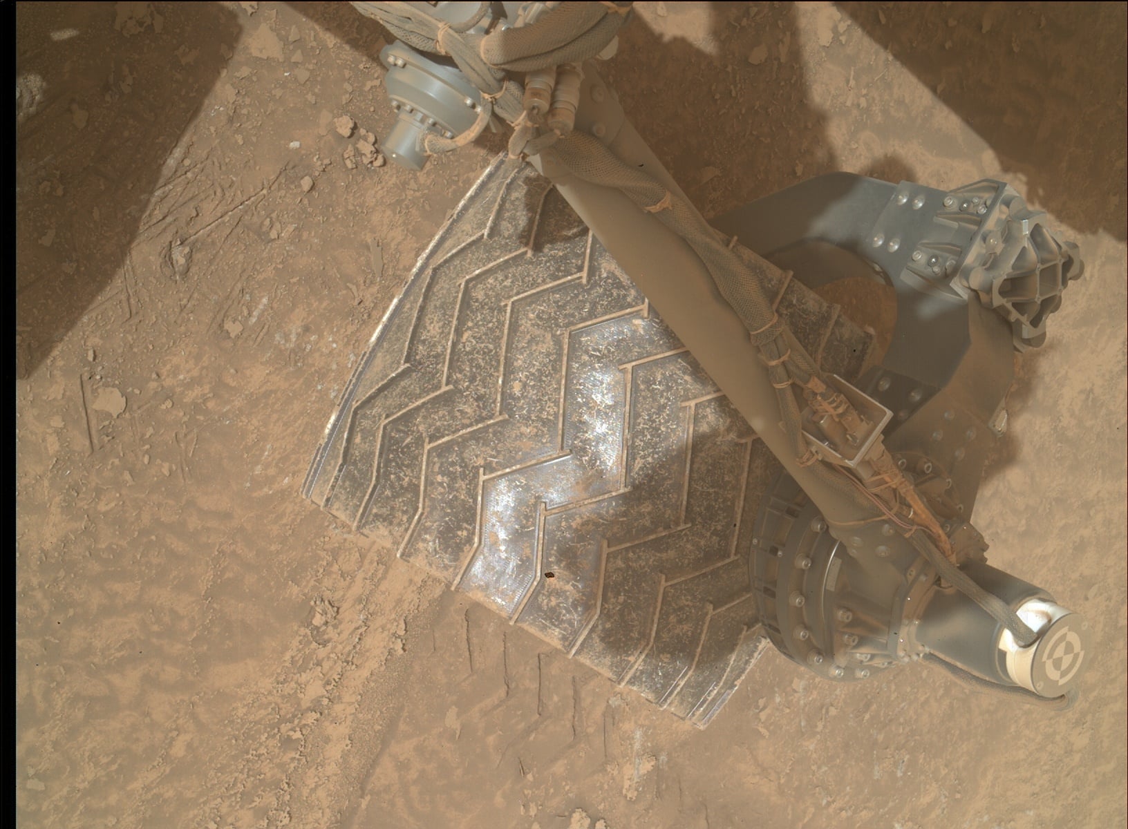 There's an Even Larger Hole in the Wheel of NASA's Mars Curiosity Rover ...