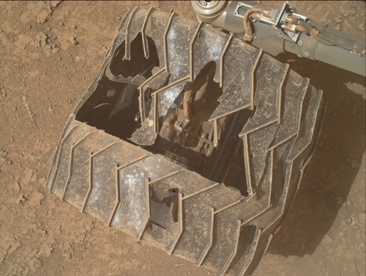There's an Even Larger Hole in the Wheel of NASA's Mars Curiosity Rover ...