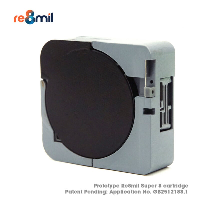 Prototipo de casete de película Re8mil Super 8 gris y negro "re 8 millones" El logo está en la esquina superior izquierda. El texto en la parte inferior es el siguiente: "Prototipo de cartucho de tinta Re8mil Super 8 pendiente de patente: número de solicitud GB2512183.1".