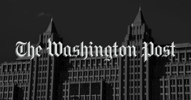 El logotipo del Washington Post presenta un texto blanco gótico y llamativo sobre una imagen en escala de grises de un gran edificio de varios pisos con una aguja.