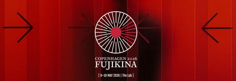 Hay un logotipo circular de Fuji en blanco y rojo sobre un fondo rojo con flechas negras que apuntan hacia la izquierda y hacia la derecha. El siguiente texto dice: "Fujikina Copenhague 2026 (9-10 de mayo de 2026 | Laboratorio)".