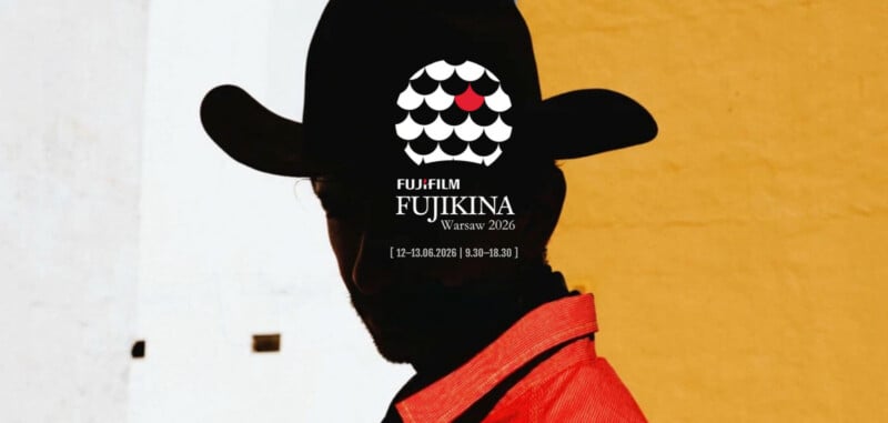 Un hombre que lleva un sombrero negro de ala ancha y una camisa roja se alza sobre un fondo amarillo y blanco. En la imagen se muestran el logotipo y la fecha del evento FUJIKINA Varsovia 2026.