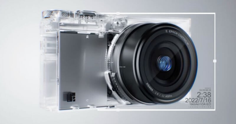 Una cámara digital parcialmente transparente revela los componentes internos. La lente de la cámara es prominente y el texto superpuesto digital a la derecha muestra números y fechas, similar a una interfaz futurista o tecnológica.