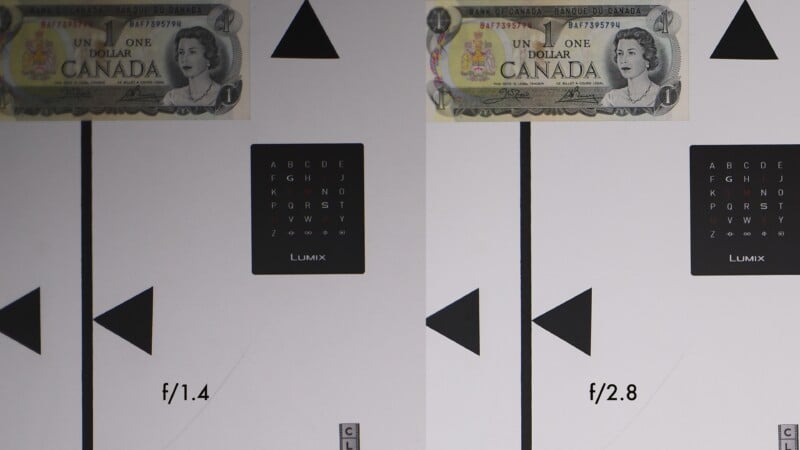 Comparación lado a lado de la nitidez de la imagen en f/1,4 (izquierda) y f/2,8 (derecha), que muestra una imagen enfocada de un billete de un dólar canadiense y letras, flechas y símbolos sobre un fondo blanco.
