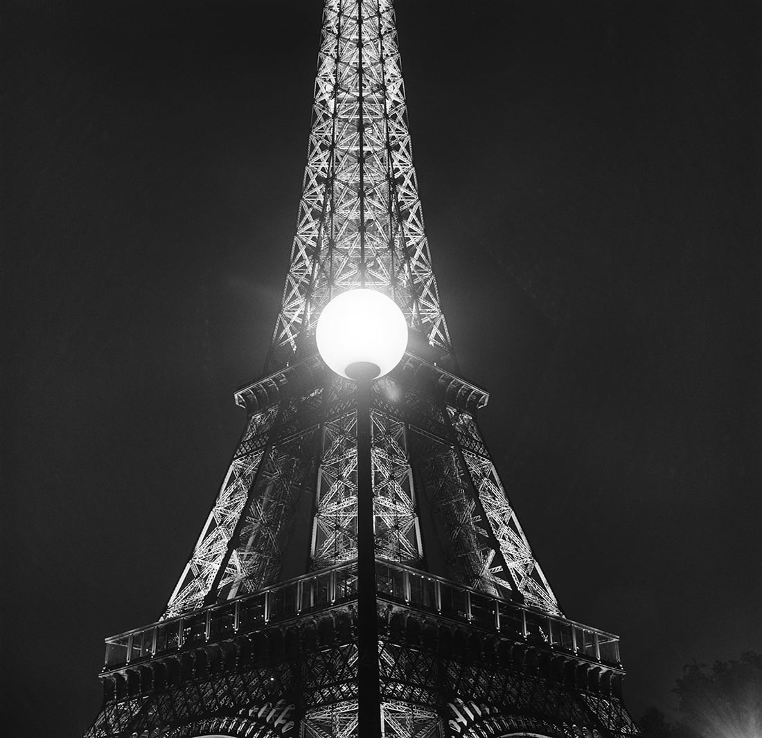 Kodak TMAX 400은 왜 여전히 특별한 필름인가 Eiffel Tower Lamp Middle