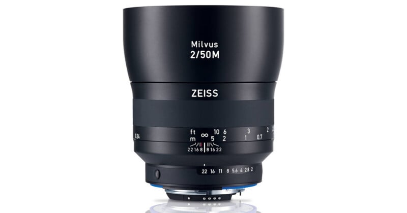 Lente de cámara Zeiss Milvus 2/50M, que muestra su acabado negro mate, marcas de distancia y apertura, y la marca en la parte frontal y lateral de la lente.