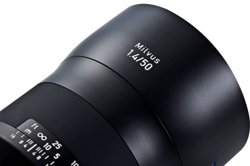 Un primer plano de la lente de la cámara Zeiss Milvus 1.4/50, que muestra el modelo de lente grabado y los detalles de apertura en el elegante cuerpo de metal negro.