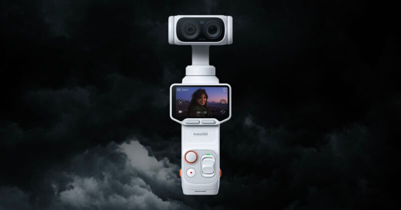 Cámara Insta360 portátil blanca con lentes duales y monitor que toma fotografías de una mujer sobre un espectacular fondo oscuro y nublado.