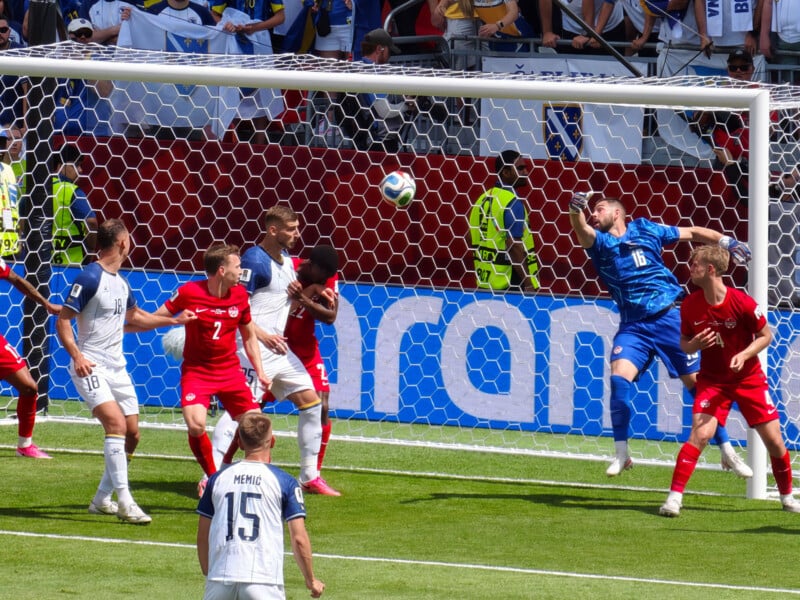Photographing a World Cup Match With My Phone Worked Surprisingly Well