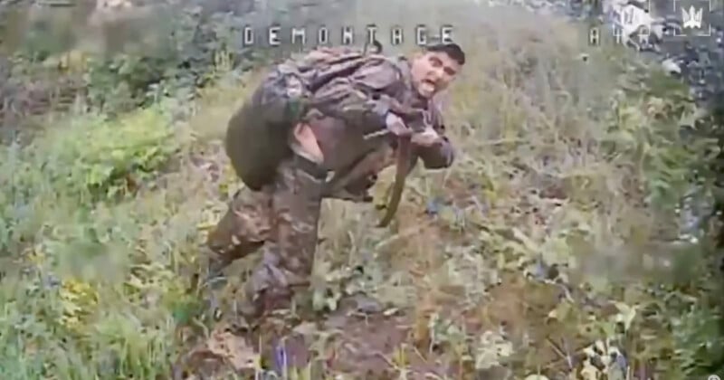 A person in camouflage gear and a large backpack bends forward in a grassy, wooded area, looking toward the camera, with text “DEMONTAGE” at the top of the image.