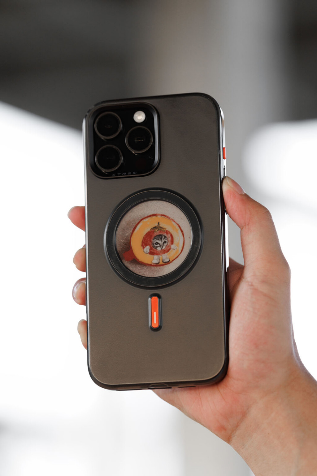 This Customizable E-Ink iPhone Case Displays Your Photos | PetaPixel