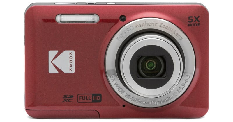 Cámara digital Kodak roja con lente zoom, zoom gran angular 5x, ranura para tarjeta SD y etiqueta Full HD (vista frontal).