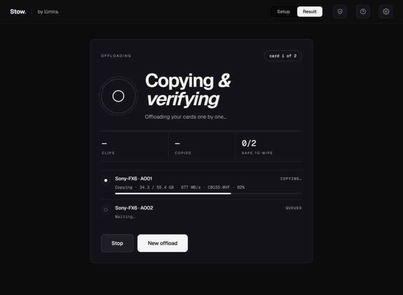 La interfaz del software de temática oscura muestra el proceso de copiar y verificar dos tarjetas de cámara. Uno está copiando datos y el otro está esperando. La pantalla muestra el progreso y la opción de detener o iniciar una nueva desinstalación.