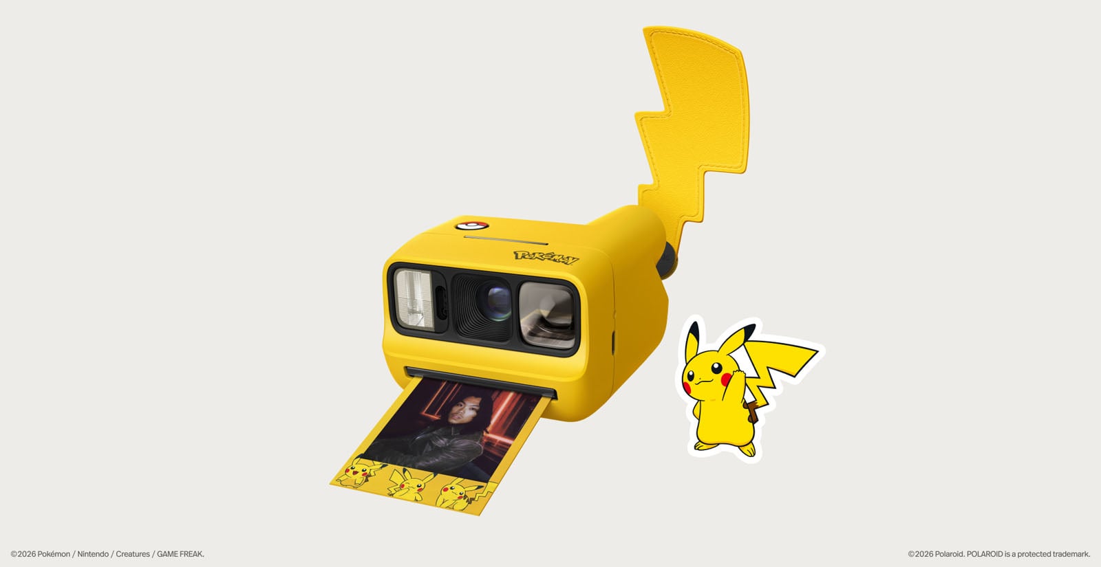 Желтая камера Polaroid Go с хвостом Пикачу и логотипом Pokémon