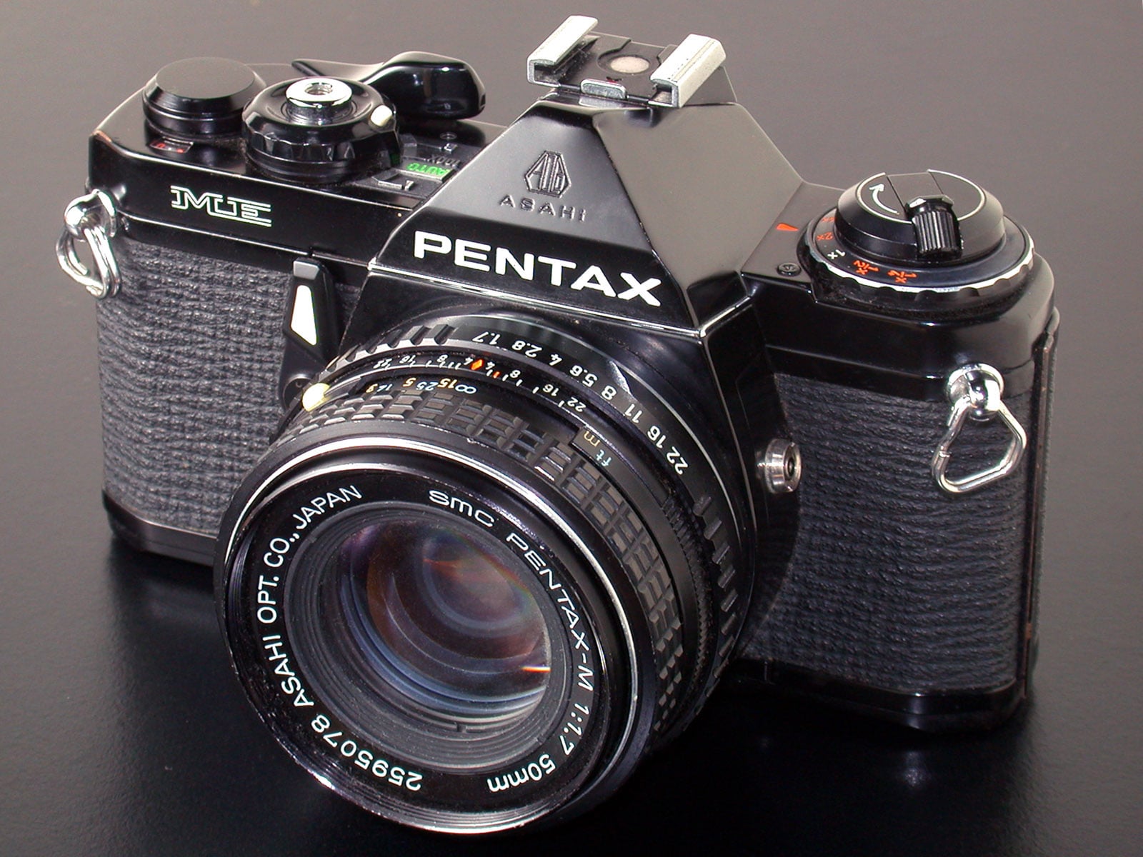 Пленочная камера Pentax ME с объективом