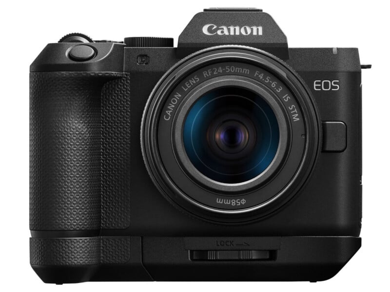 RF 24-50mm লেন্স এবং ব্যাটারি গ্রিপ সহ ফ্রন্ট ক্যানন EOS মিররলেস ক্যামেরা।