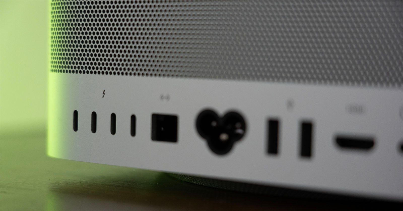 Dört USB-C, Ethernet, güç, iki USB-A ve HDMI bağlantısının görüldüğü gümüş Mac Studio arka panelinin yakından görünümü