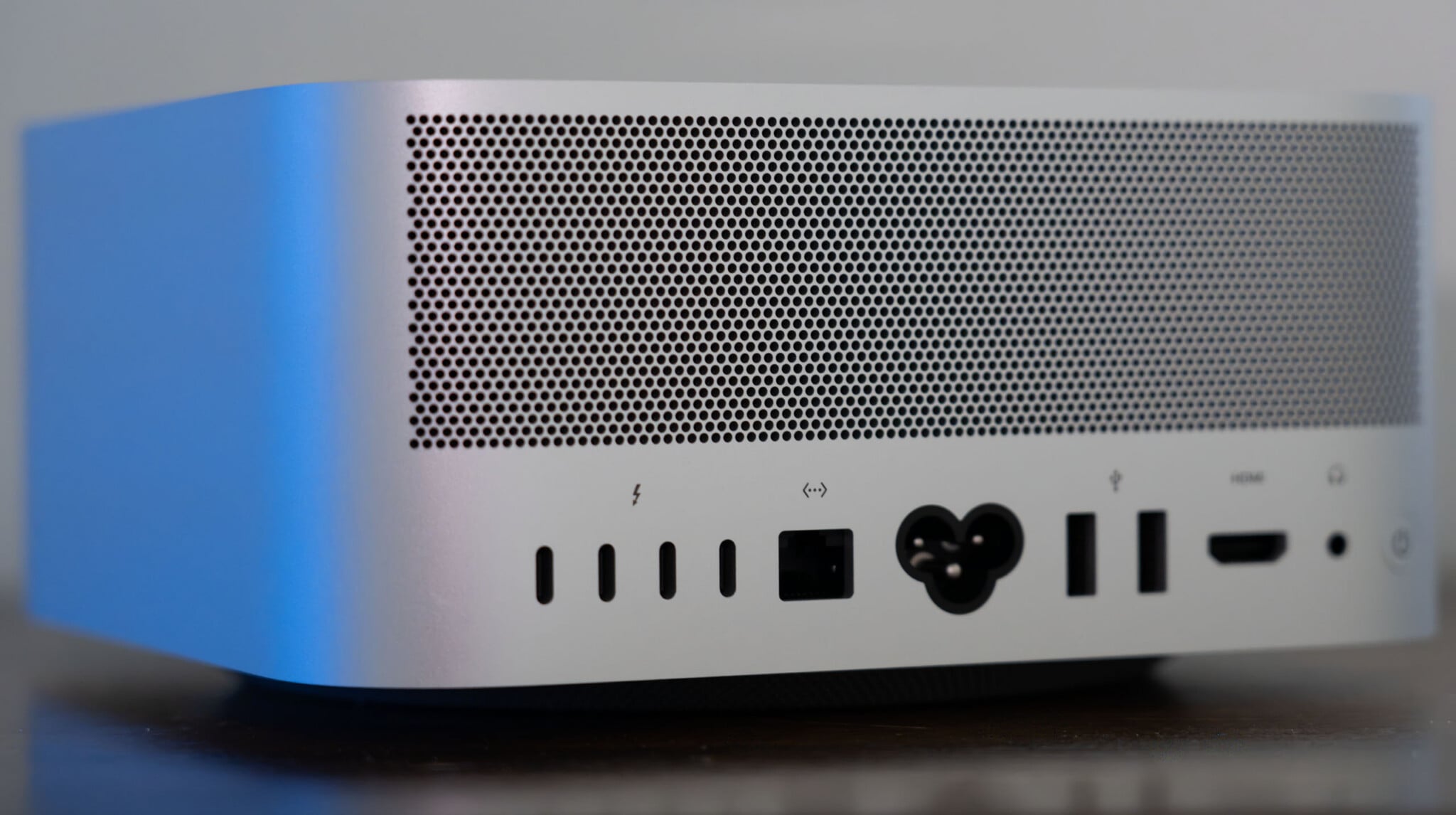 Thunderbolt, Ethernet, güç, USB, HDMI ve ses bağlantılarının görüldüğü gümüş Mac Studio arka paneli